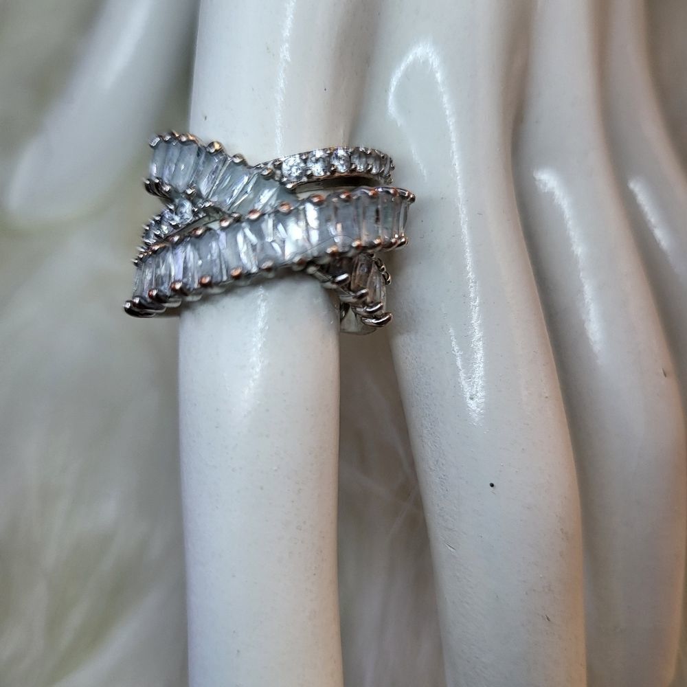 Silver Rhinestone Cocktail Ring Size 8 - Picture 2 of 4